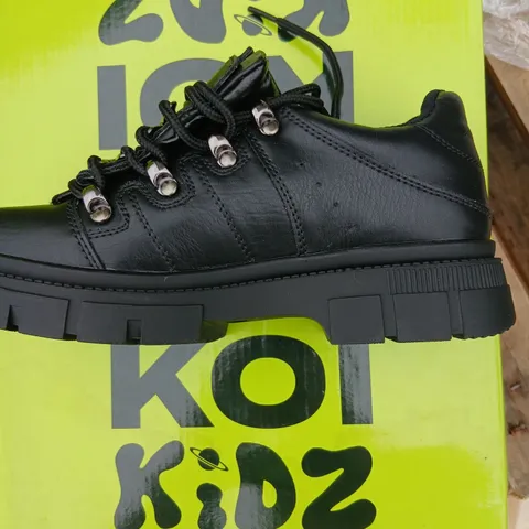 BOXED KOI KIDZ LIL' RIMO CORE BLACK TRAINERS – KIDS UK 3