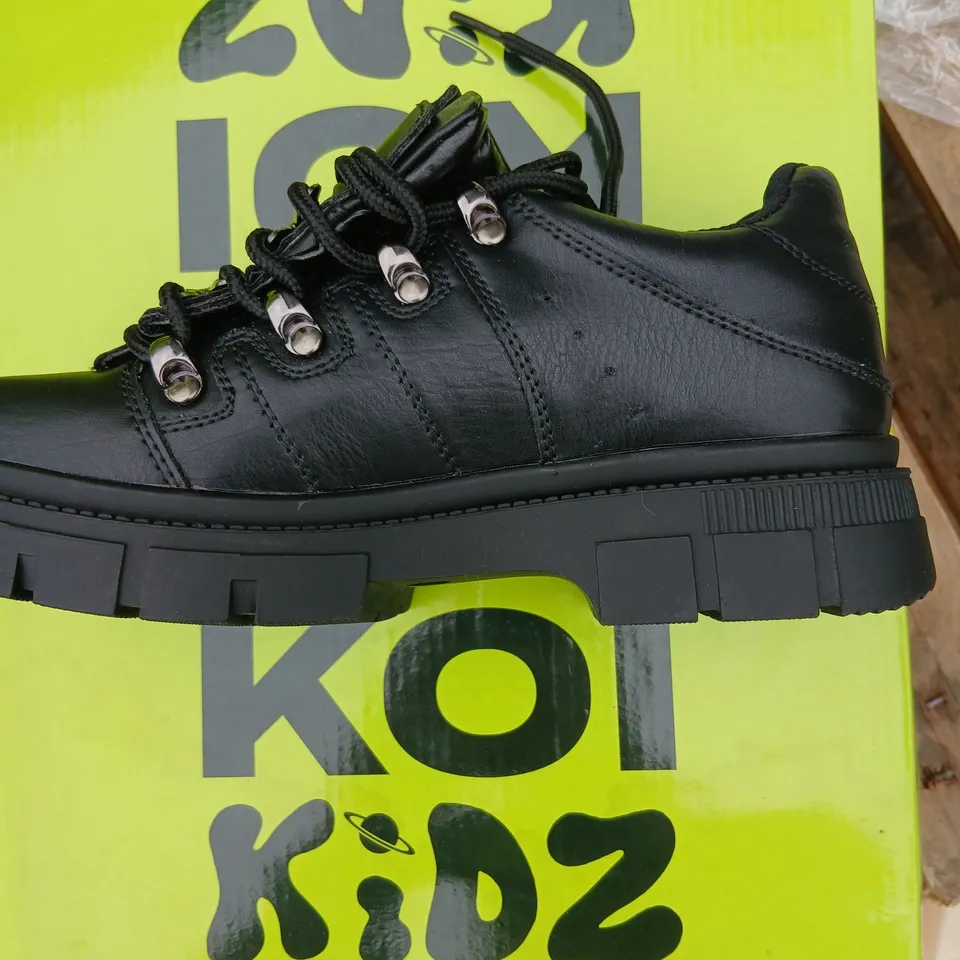 BOXED KOI KIDZ LIL' RIMO CORE BLACK TRAINERS – KIDS UK 3