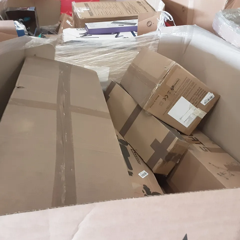 LARGE PALLET OF ASSORTED HOMEWARE ITEMS TO INCLUDE MATTRESS TOPPERS, PILLOWS, BASKETS ETC
