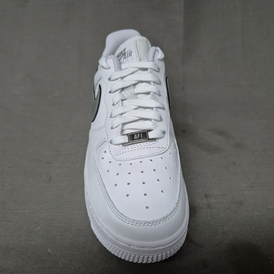 BRAND NEW BOXED PAIR OF NIKE WOMEN'S AIR FORCE 1 '07 ESS SHOES IN WHITE/METALLIC SILVER UK SIZE 5