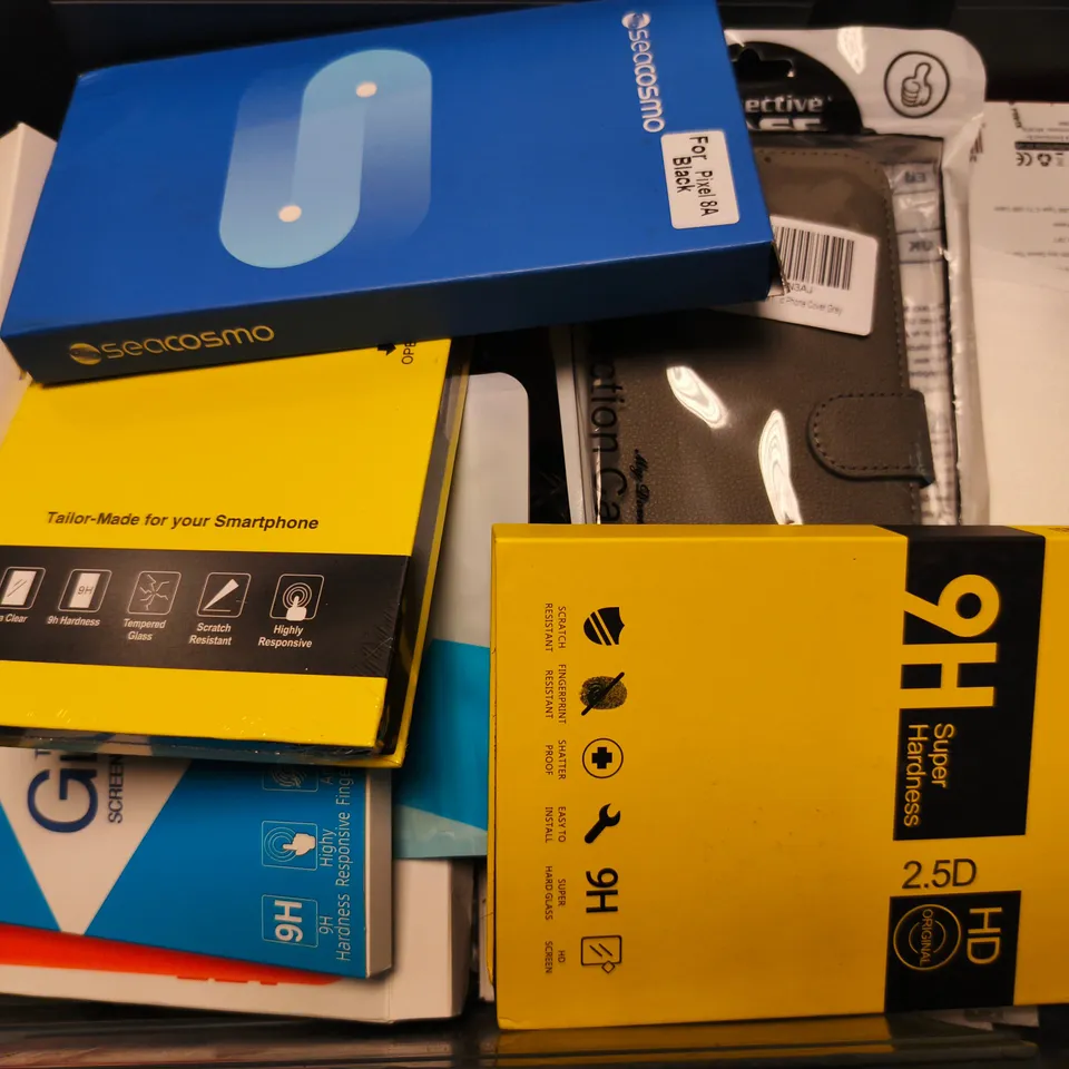 APPROXIMATELY 15 ASSORTED MOBILE PHONE ACCESSORIES TO INCLUDE POWER BANKS, CASES AND CHARGE CABLES