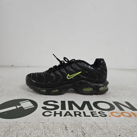 NIKE RUNNING SNEAKER – BLACK WITH NEON GREEN SWOOSH, UK 6 (US 7, EUR 40)