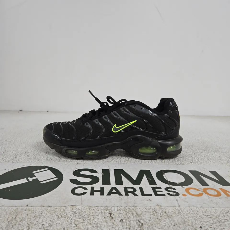 NIKE RUNNING SNEAKER – BLACK WITH NEON GREEN SWOOSH, UK 6 (US 7, EUR 40)