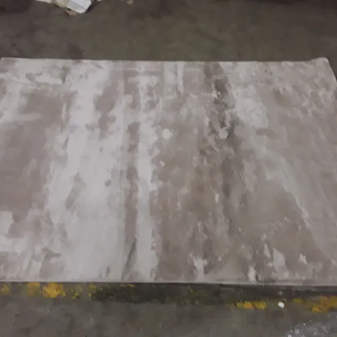 QUALITY DESIGNER AREA RUG // APPROX SIZE: 200 x 290cm