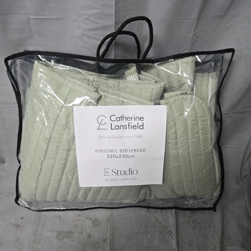 CATHERINE LANSFIELD STRIPE BEDSPREAD THROW IN GREEN/WHITE - 220X230CM