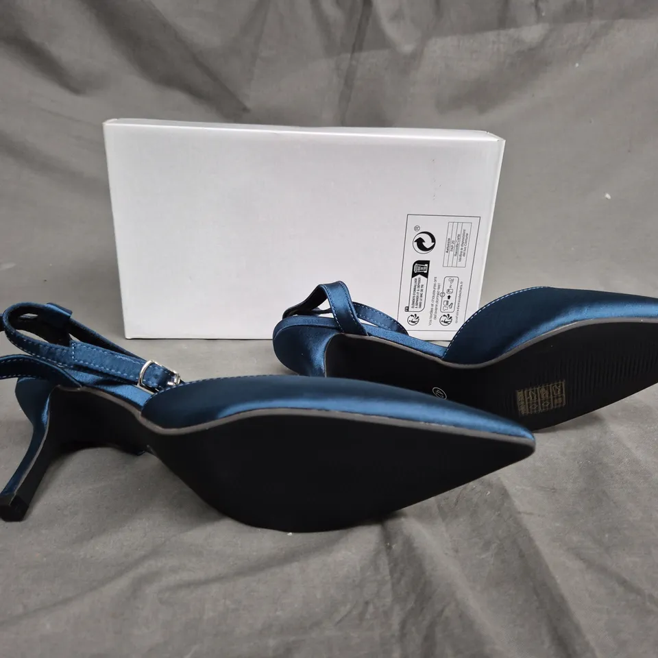 BOXED PAIR OF BLUE POINTED TOE HEELS SIZE 42 