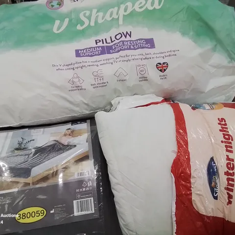 PALLET CONTAINING VARIOUS PILLOWS, WEIGHTED BLANKETS, BODY PILLOWS AND BEDDING ETC.