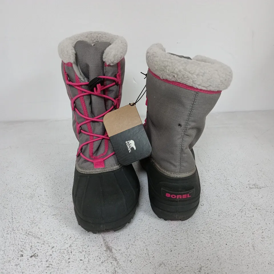 BOXED PAIR OF SOREL YOUTH CUMBERLAND 2 BOOTS IN LIGHT GREY/PINK - UK 5.5