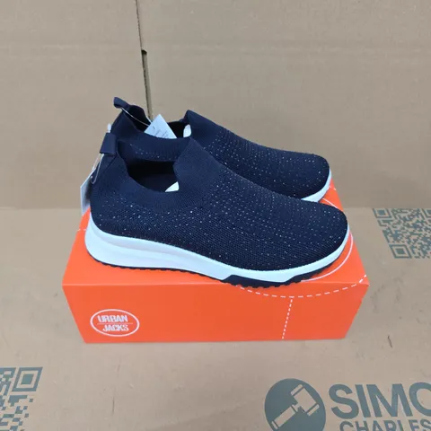 BOXED PAIR OF URBAN JACKS COCKTAIL TRAINERS IN NAVY - SIZE 5