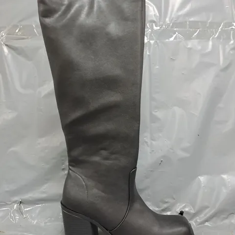 BOXED PAIR OF PRETTY LITTLE THING BLOCK HEEL SQUARE TOE KNEE-HIGH BOOTS IN BLACK SIZE EU 39