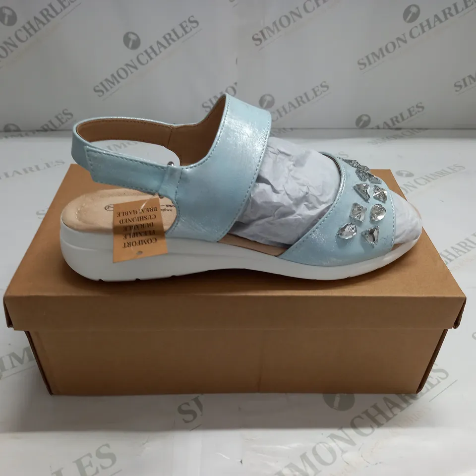 BOXED PAIR OF CUSHION WALK JEWELLED SANDALS IN SILVER - SIZE 7