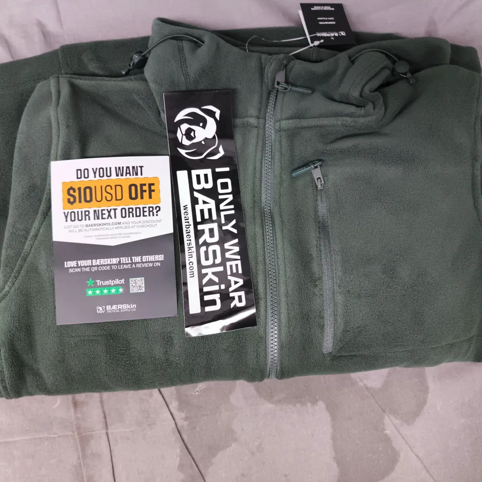 BAERSKIN FLEECE IN GREEN SIZE MEDIUM