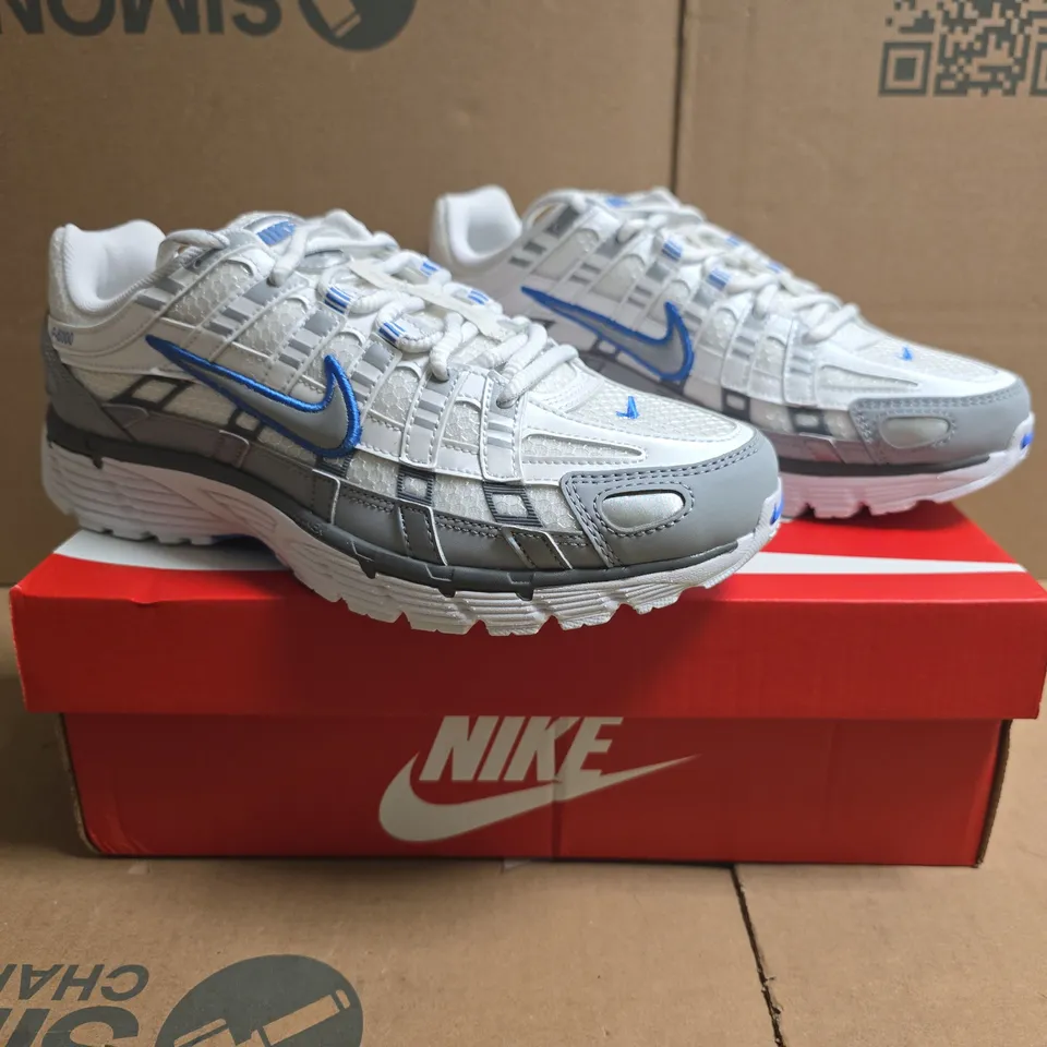 BOXED PAIR OF NIKE P-6000 TRAINERS IN WHITE/SILVER SIZE UK 7