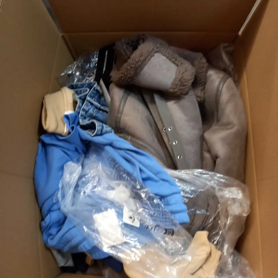 BOX OF APPROX 35 ASSORTED CLOTHING ITEMS TO INCLUDE - DRESSES, T-SHIRTS AND TROUSERS