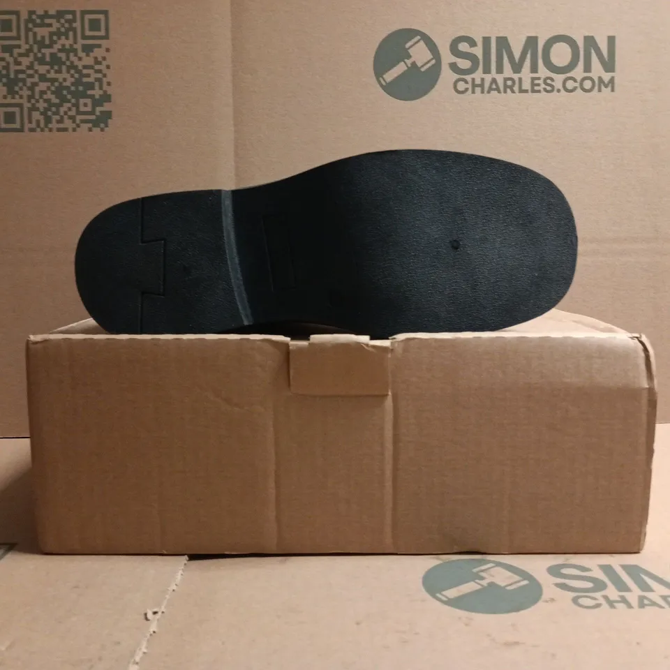 BOXED PAIR OF UNBRANDED SIDE-ZIP CHELSEA BOOTS IN BLACK SIZE 6