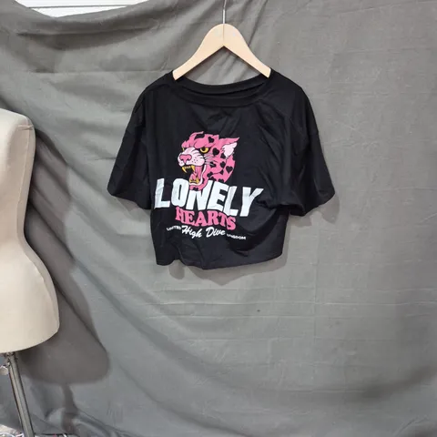 HIGH DIVE APPAREL CROPPED T‑SHIRT – UK XL, BLACK WITH PINK TIGER GRAPHIC