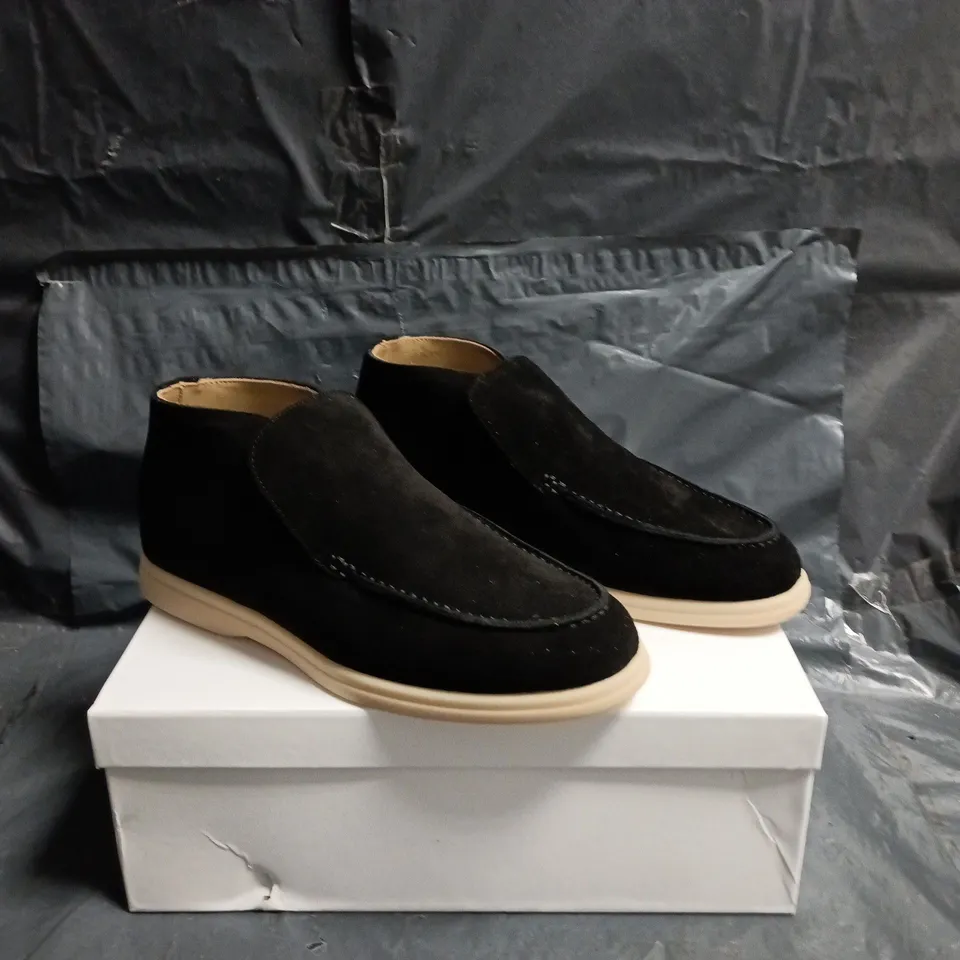 CONZURI MEN'S BLACK SUEDE LOAFERS – BEIGE SOLE SIZE 7