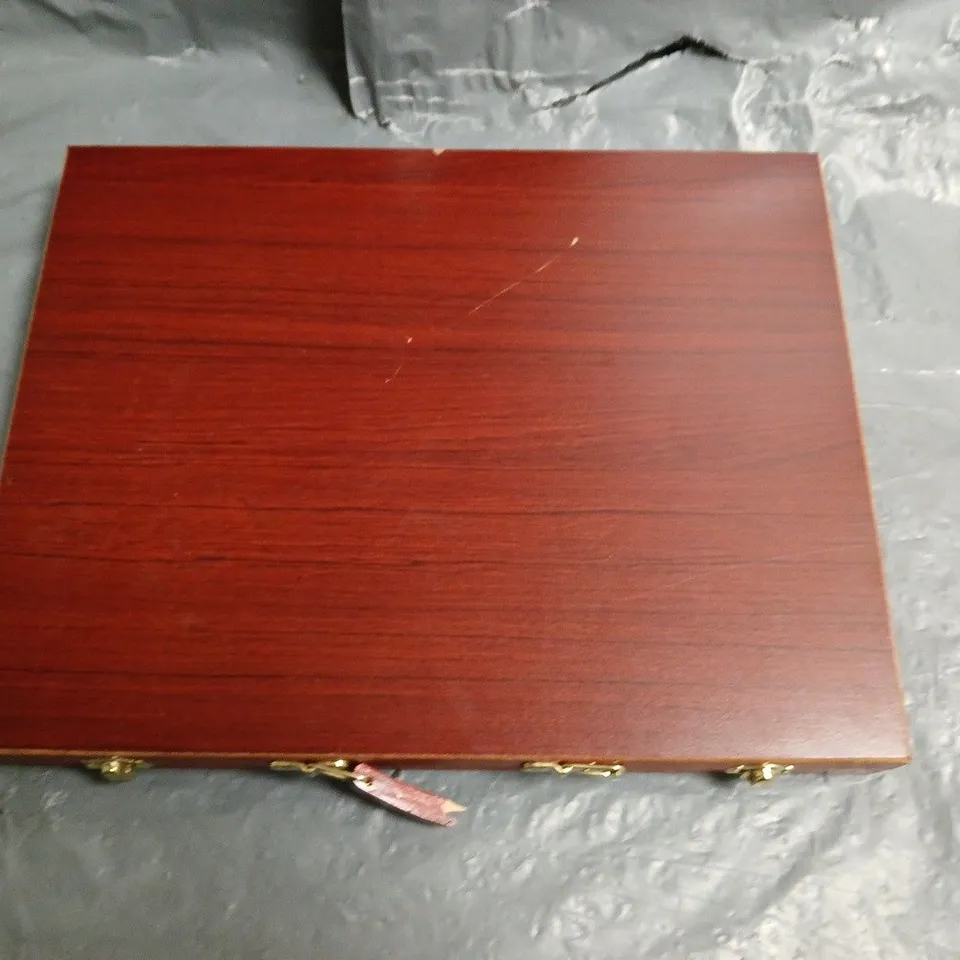KIDS ART SET IN WOODEN CASE