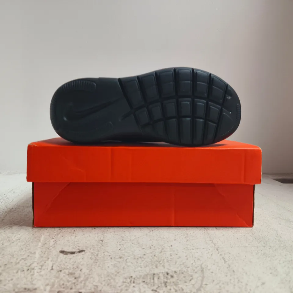 BOXED PAIR OF NIKE FLEX RUNNER 4 TRAINERS IN BLACK SIZE UK 3