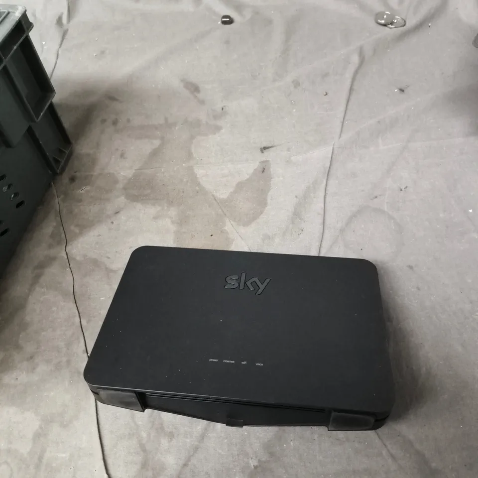 TOTE OF APPROXIMATELY 12 ASSORTED ITEMS TO INCLUDE: SKY ROUTER 