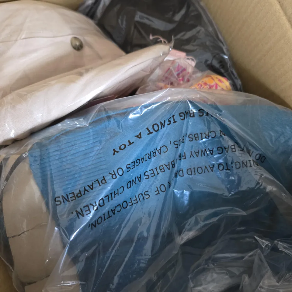 APPROX 20 ASSORTED ITEMS OF CLOTHING IN VARIOUS SIZES TO INCLUDE TOPS, JUMPERS, DRESSES, ETC