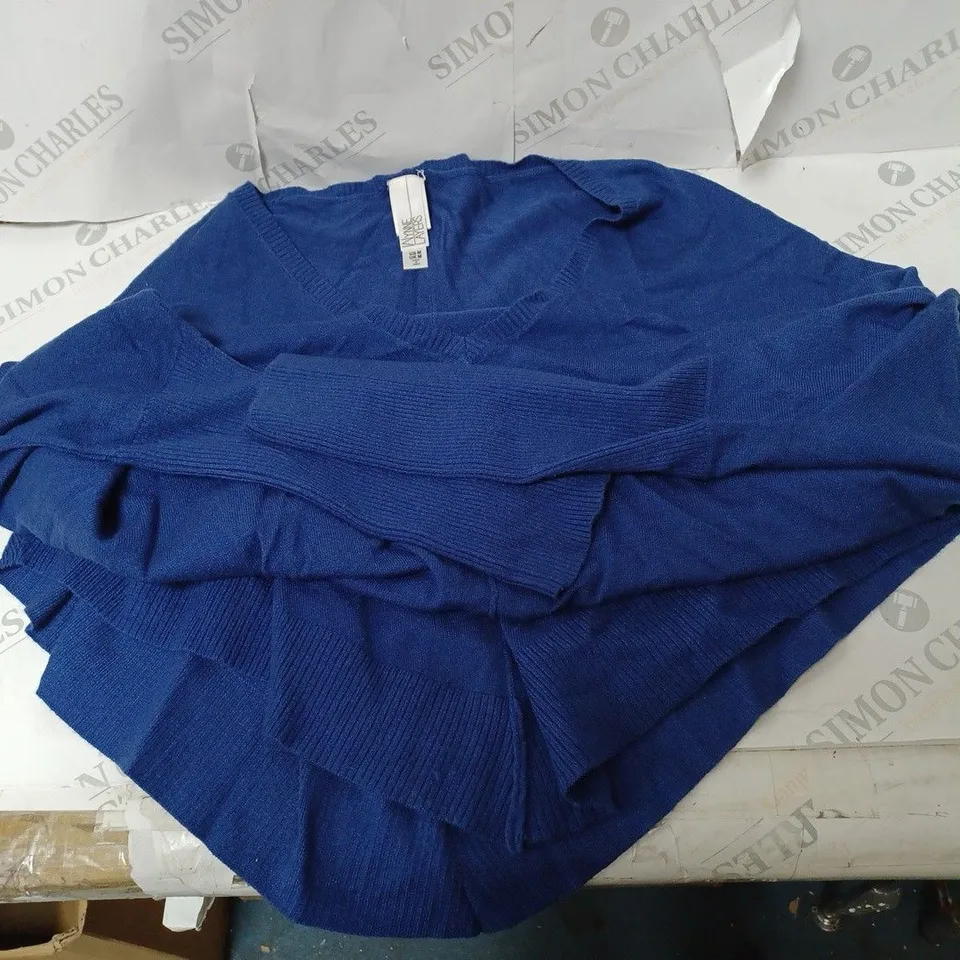 APPROXIMATELY 10 CLOTHING INCLUDING: T SHIRTS, OVERSIZED JUMPERS (ALL OF DIFFERENT SIZES)