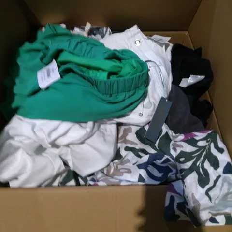 LARGE QUANTITY OF ASSORTED CLOTHING AND ACCESSORIED