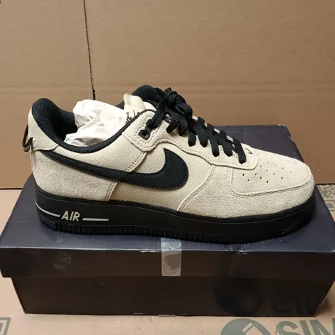 BOXED PAIR OF NIKE AIR FORCE 1 '07 LV8 TRAINERS IN KHAKI/BLACK - UK 8