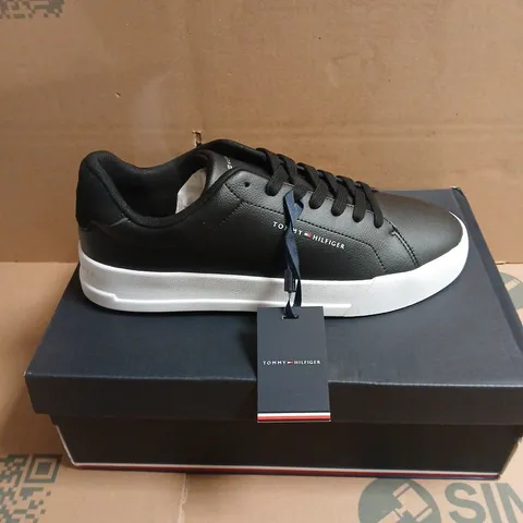 BOXED PAIR OF TOMMY HILFIGER TH COURT CORE TRAINERS – UK 10 