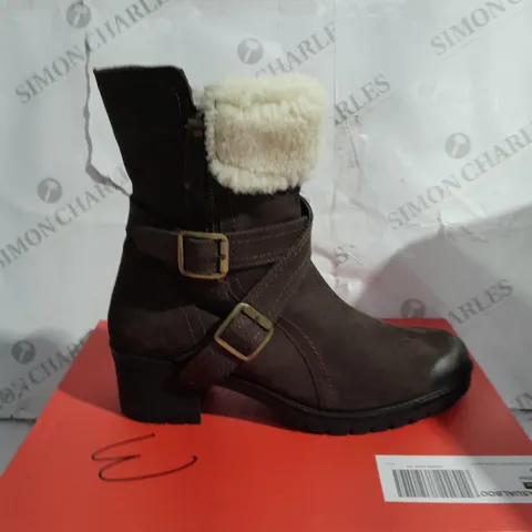 BOXED RUTH LANGSFORD CASUAL BOOTS, OAK - SIZE 6