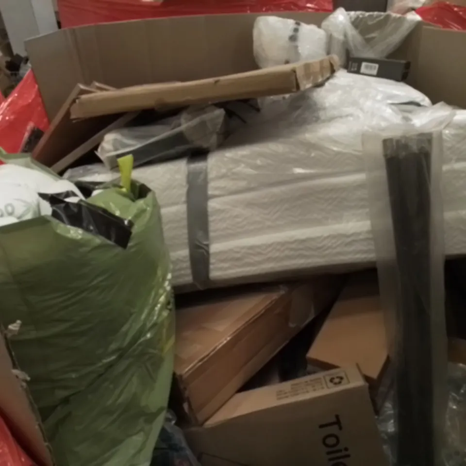 UNPROCESSED PALLET OF ASSORTED ITEMS TO INCLUDE HALLOWEEN DECORATIONS, TOILET SEATS, BOXED WALL MIRROR AND MATTRESS 