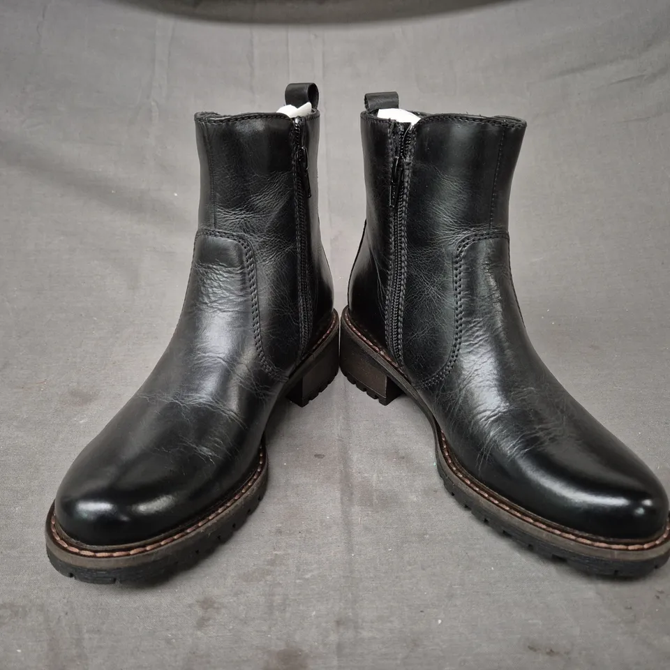 BOXED PAIR OF HUSH PUPPIES WOMEN'S PIPPA ZIP BOOTS IN BLACK UK SIZE 3