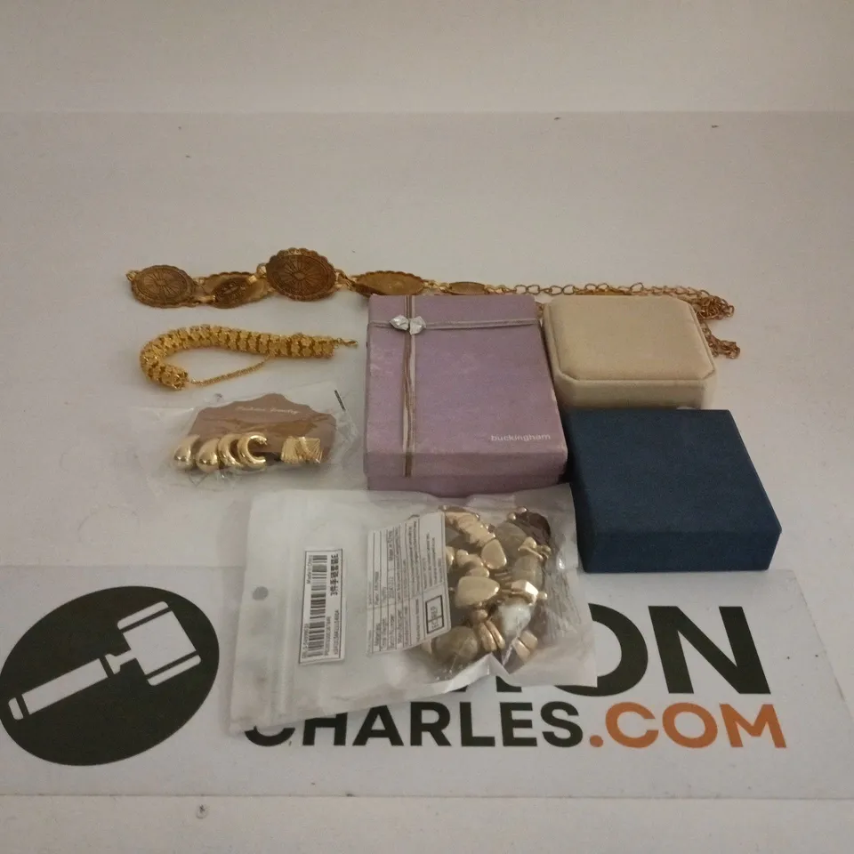 TOTE OF APPROXIMATELY 20 ASSORTED JEWELLERY ITEMS OF VARIOUS SIZES AND STYLES TO INCLUDE NECKLACES, EAR RINGS ETC