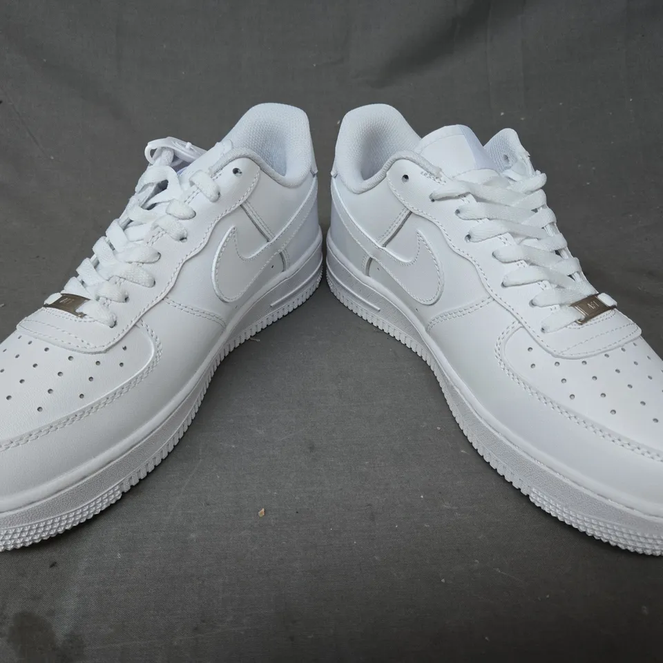 PAIR OF NIKE AIR FORCE 1 SHOES IN WHITE UK SIZE 8.5