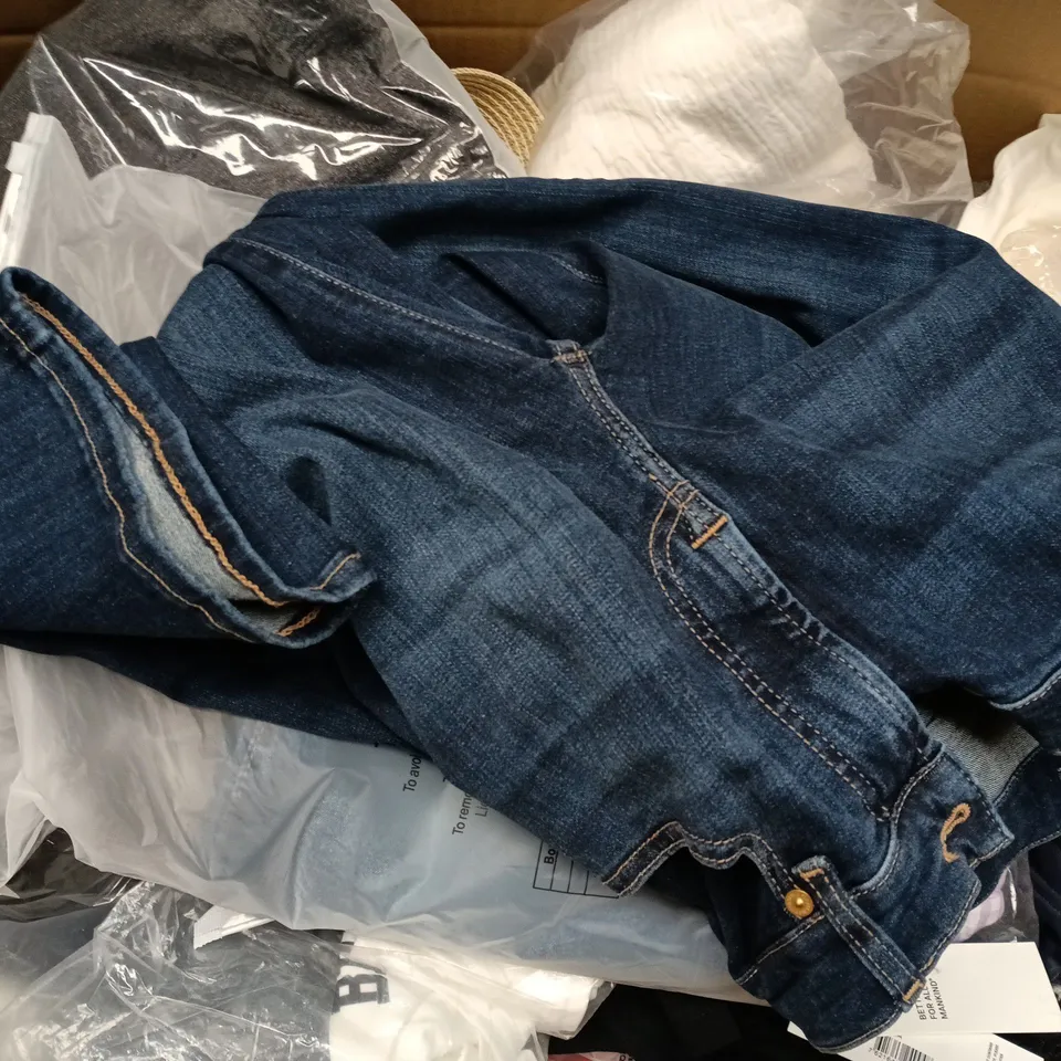 APPROXIMATELY 35 ASSORTED CLOTHING ITEMS IN VARIOUS SIZES, STYLES & COLOURS TO INCLUDE JEANS, DRESS, TOPS, ETC - COLLECTION ONLY