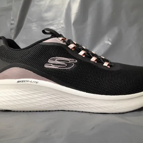 BOXED PAIR OF SKECHERS AIR-COOLED MEMORY FOAM TRAINERS IN BLACK SIZE 6