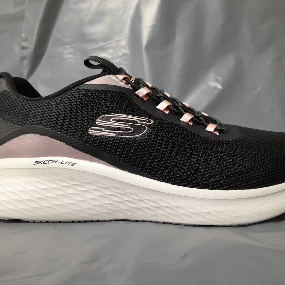 BOXED PAIR OF SKECHERS AIR-COOLED MEMORY FOAM TRAINERS IN BLACK SIZE 6