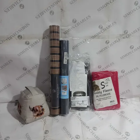 BOX OF APPROXIMATELY 15 ASSORTED ITEMS TO INCLUDE - WEIGHTED BISON DOOR STOP - TEDDY FLEECE PILLOWCASE - PANACEA WOOD WALNUT WALL PAPER ECT 