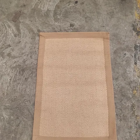 QUALITY DESIGN AREA RUG - APPROXIMATELY 88 cm x 59 cm