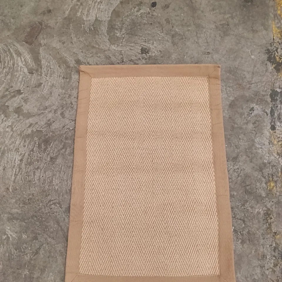 QUALITY DESIGN AREA RUG - APPROXIMATELY 88 cm x 59 cm