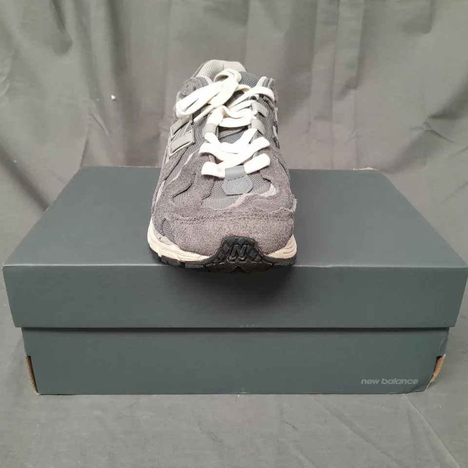 BOXED PAIR OF  NEW BALANCE TRAINERS IN GREY UK SIZE 10