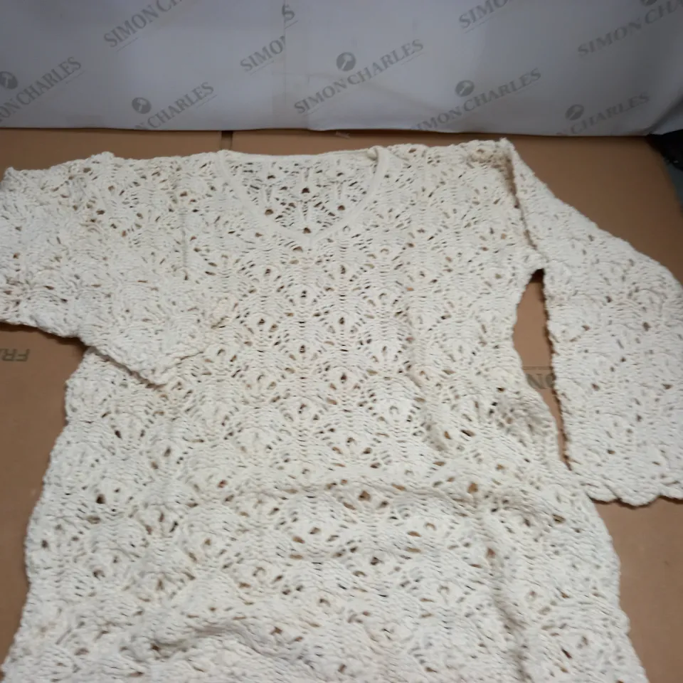 lot of approximately 20 crochet pull V-neck jumpers - size unspecified
