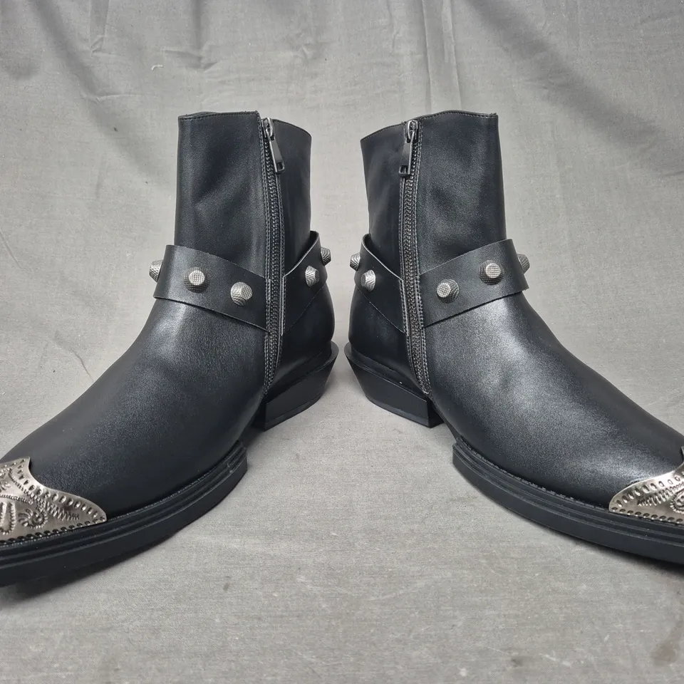 BOXED PAIR OF KOI SOULRENDER MEN'S HARDWARE COWBOY BOOTS IN BLACK/ANTIQUE SILVER UK SIZE 9
