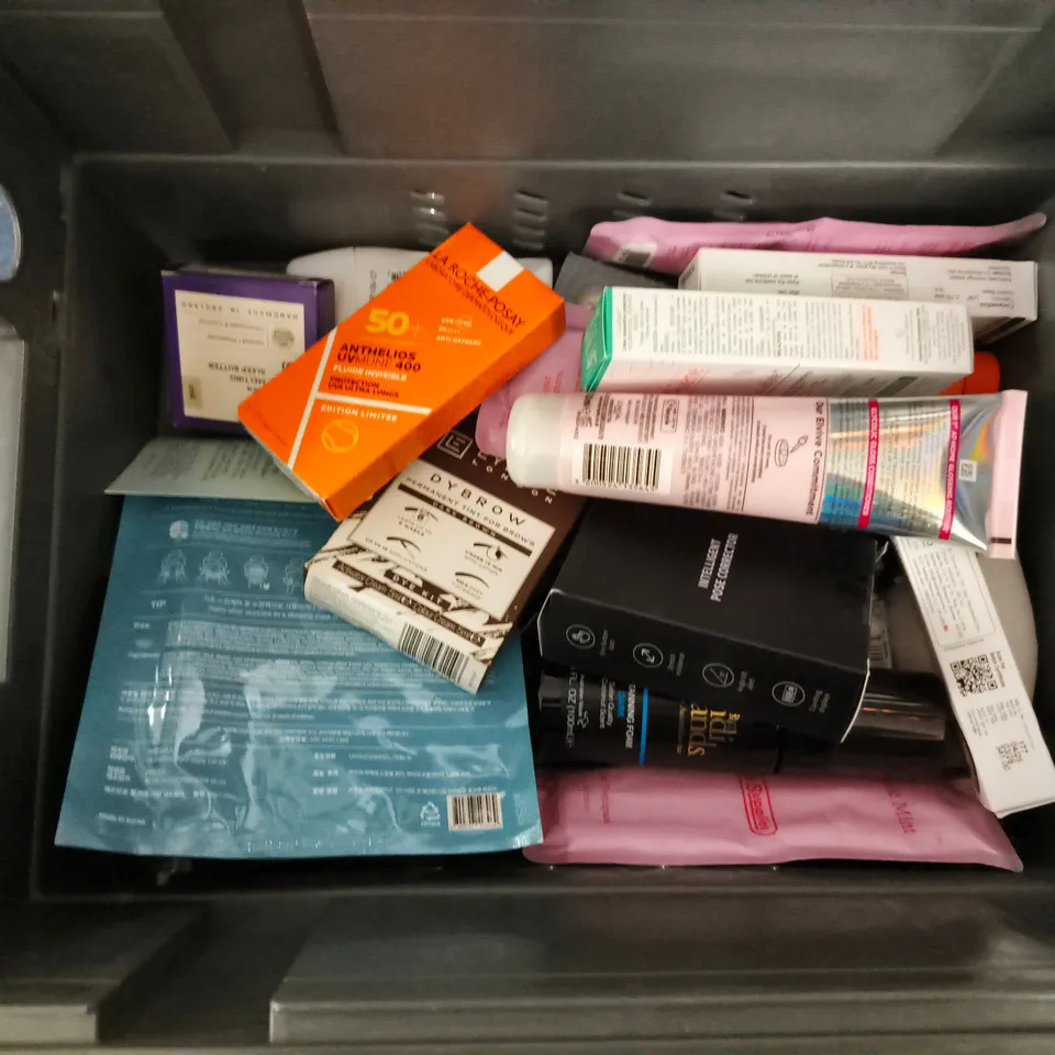 APPROXIMATELY 20 HEALTH AND BEAUTY PRODUCTS TO INCLUDE NIVEA RICH MOISTURISING BODY LOTION, CERAVE BLEMISH CONTROL CLEANSER AND ST TROPEZ GRADUAL TAN CLASSIC