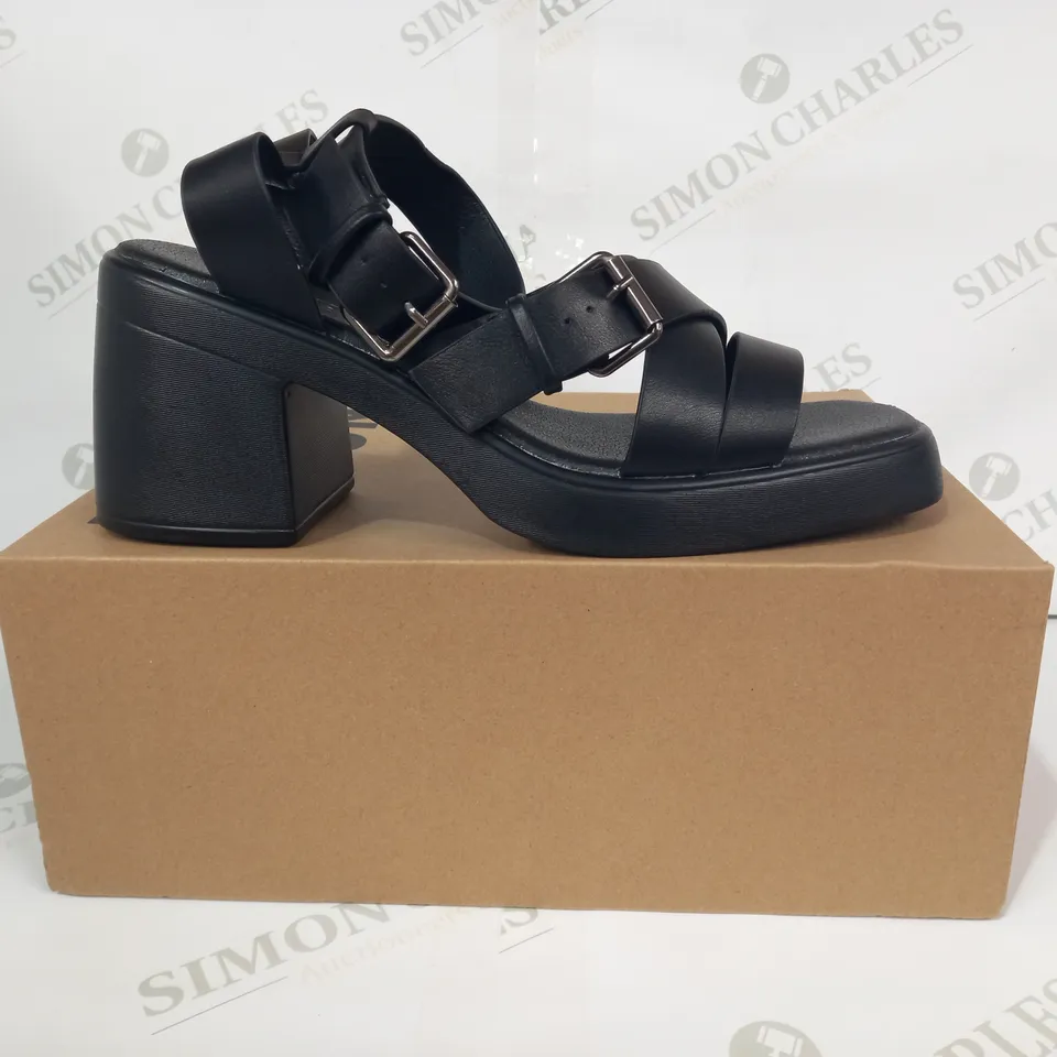 BOXED PAIR OF NO DOUBT OPEN TOE STRAPPY BLOCK HEEL SANDALS IN BLACK SIZE 7