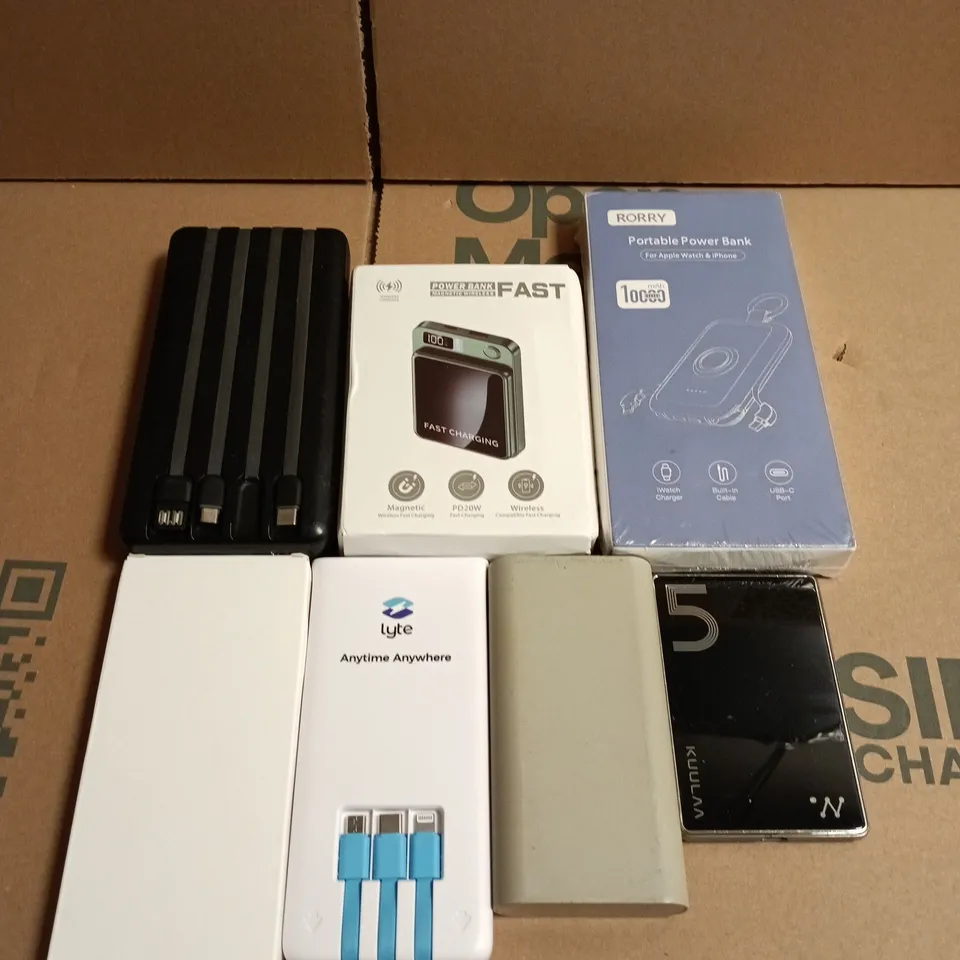 APPROX 6 ASSORTED PORTABLE POWER BANKS AND CHARGING ACCESSORIES