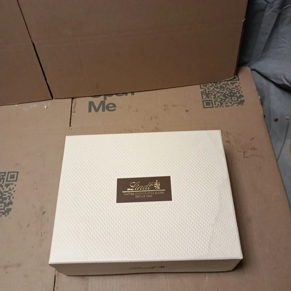 LINDT MASTER CHOCOLATIER SUISSE GIFT BOX – ASSORTED CHOCOLATES