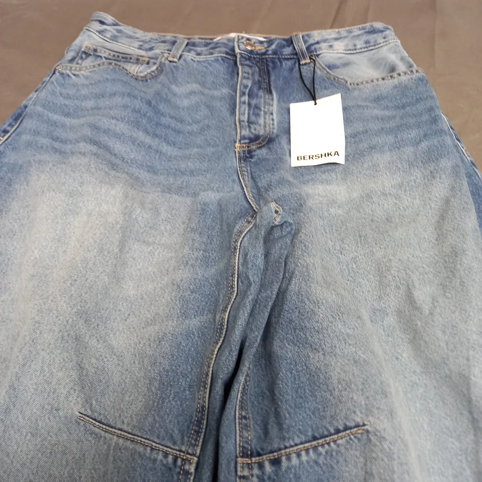 BERSHKA BARREL FIT DENIM BLUE JEANS - EUR 40
