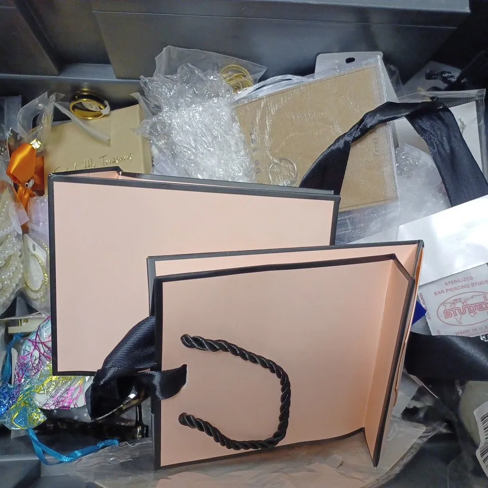 BOX OF APPROX 20 COSTUME JEWELLERY ITEMS TO INCLUDE NECKLACES, RINGS AND GLASSES