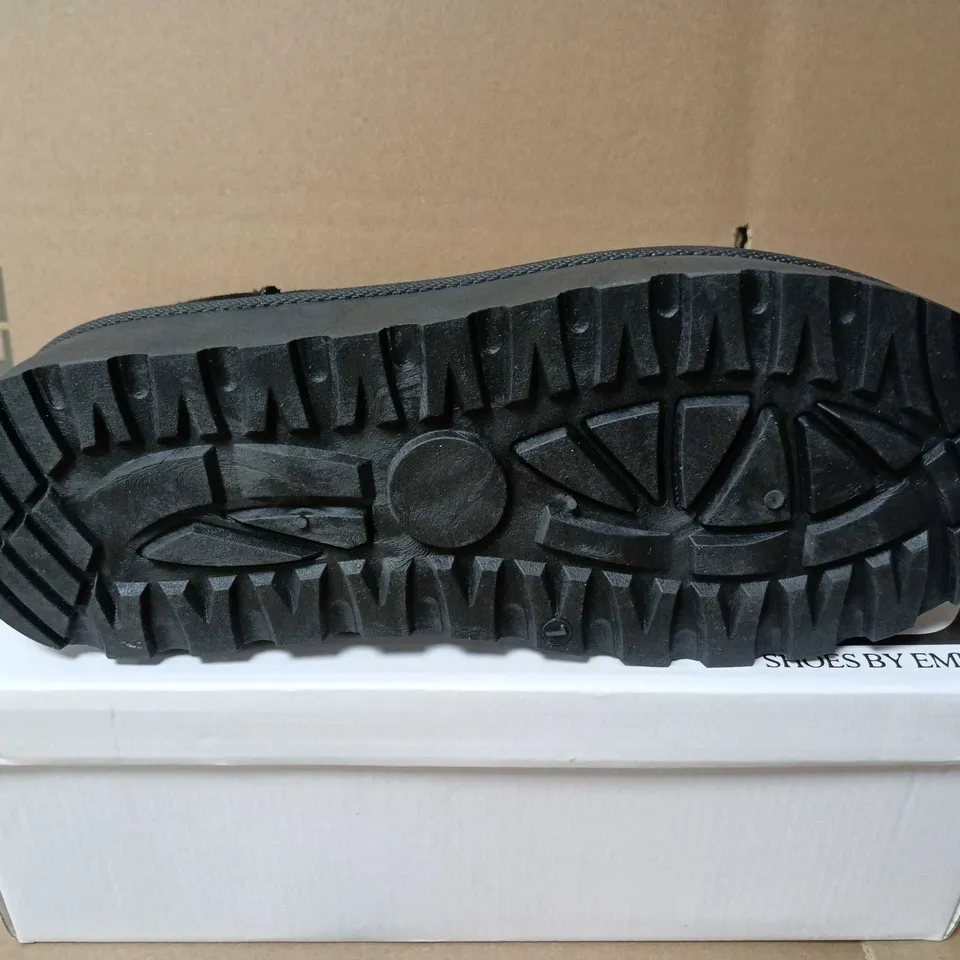 BOXED PAIR OF SHOES BY EMMA COLLEEN BLACK SLIP-ON ANKLE BOOTS – WOMEN'S UK 7 